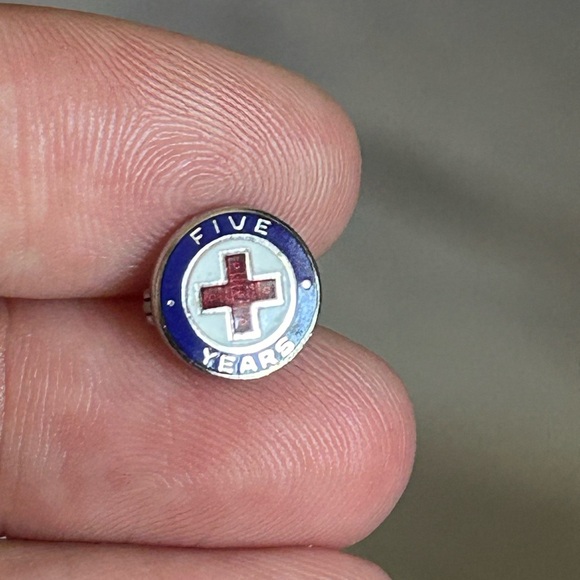 5/$25 Canadian military service Five Years Red Cross Pin 🩸 - Picture 3 of 7